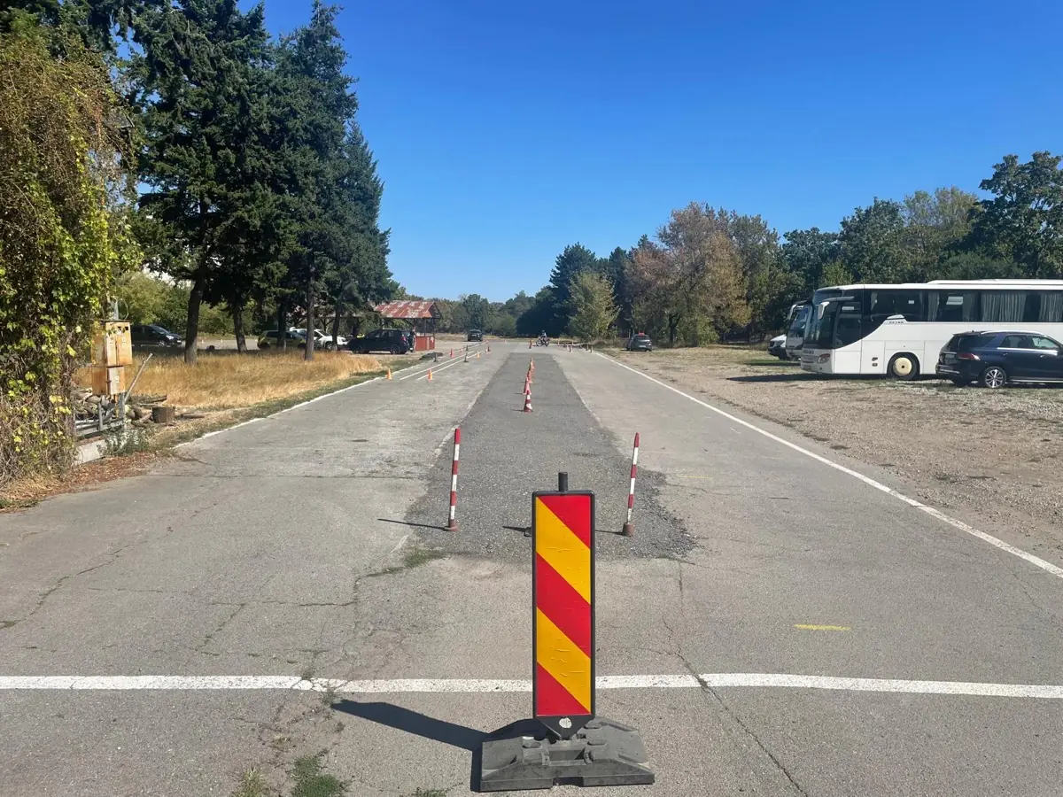 Pista din poligonul de pregătire al școlii CIO, cu conurile așezate pentru exercițiile de moto